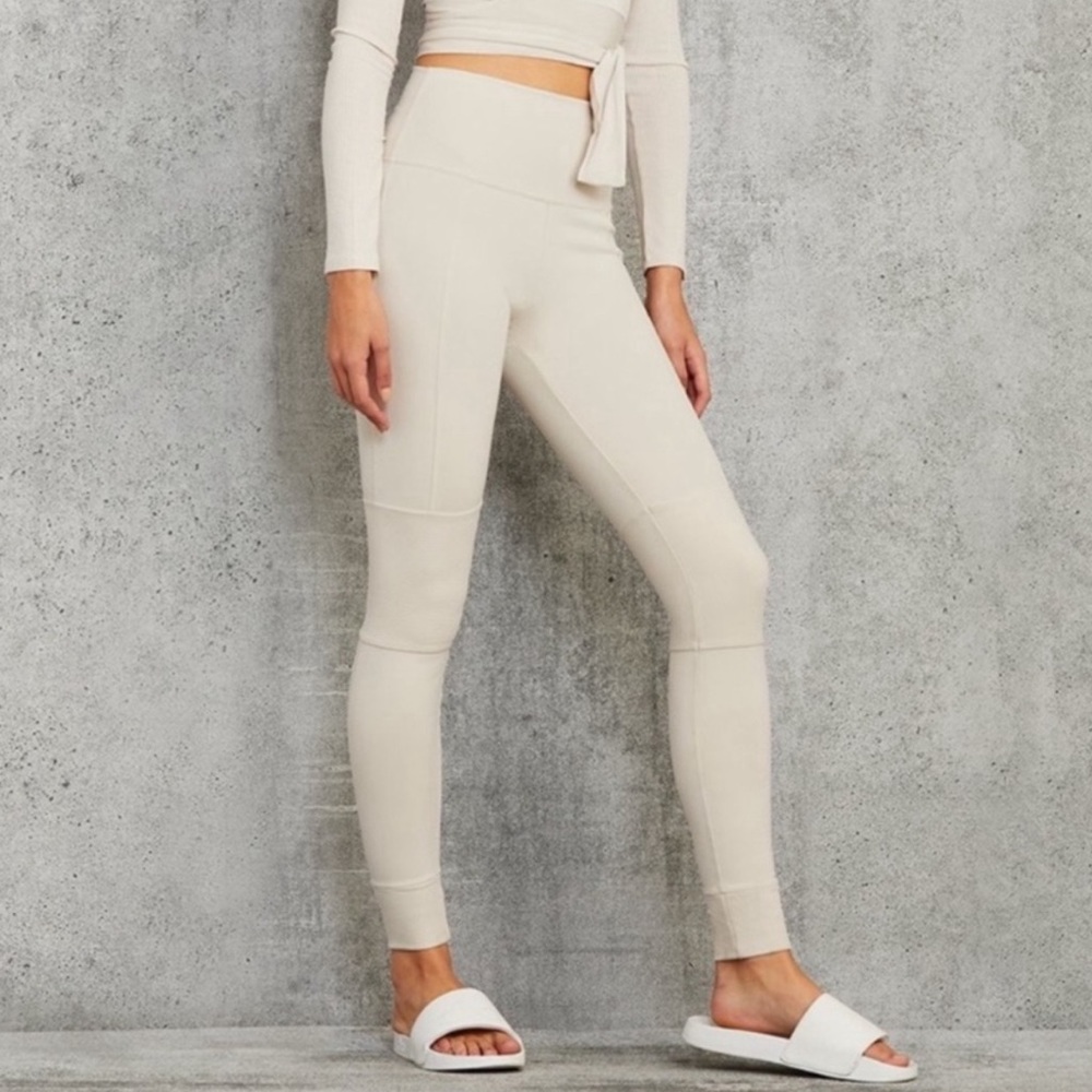 alo yoga high waist avenue legging in bone
size xs